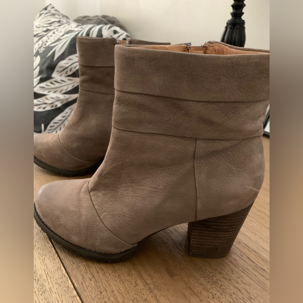 Clark’s Indigo - size 7 - Taupe - NWOT never worn